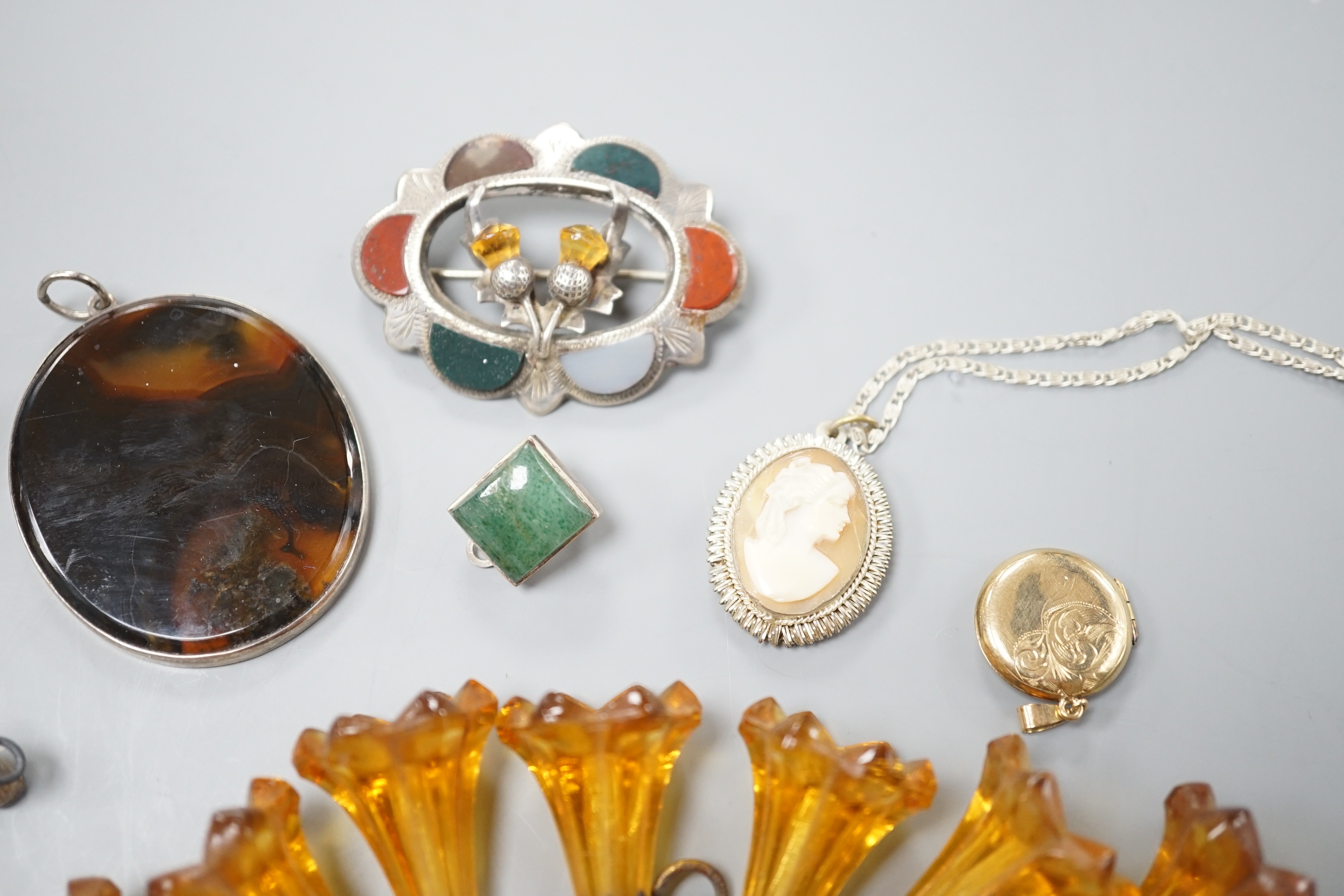 A 9ct gold locket, two white metal and Scottish hardstone brooches, a pair of tortoiseshell pique earrings and other mixed jewellery.